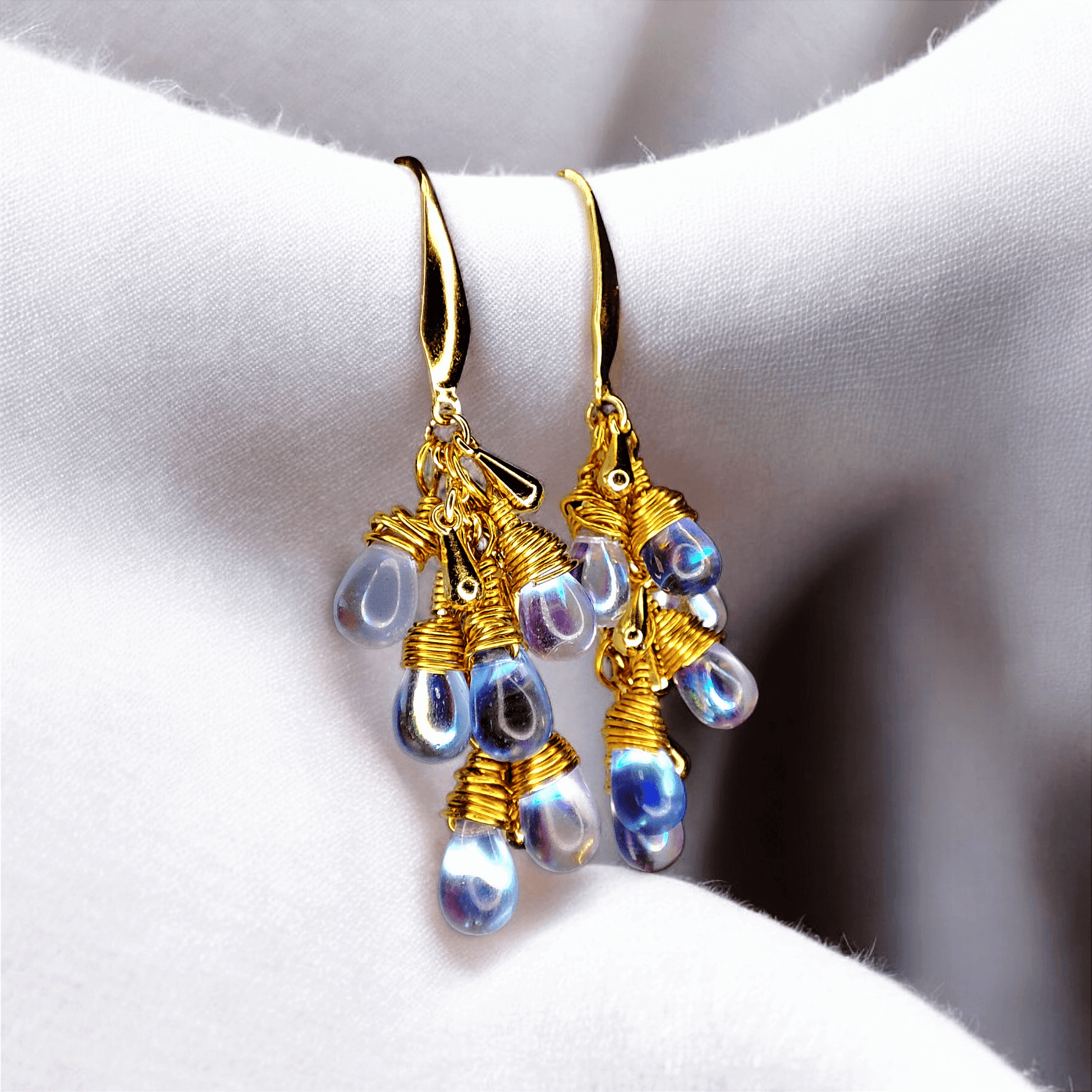 Lira - Boucles d'oreilles - Perles tchèques en verre irisées - Création unique - L'Atelier de Tabatha