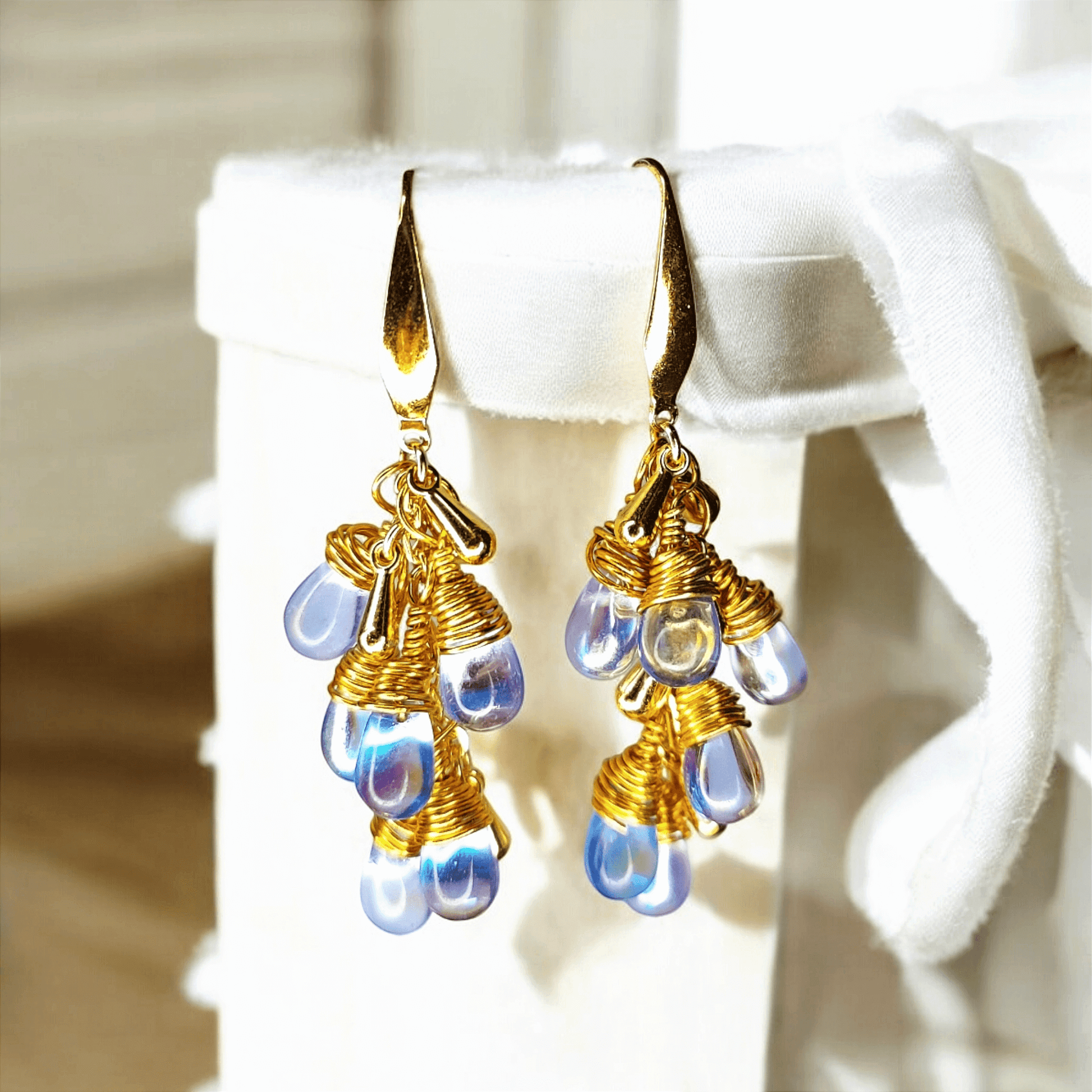 Lira - Boucles d'oreilles - Perles tchèques en verre irisées - Création unique - L'Atelier de Tabatha