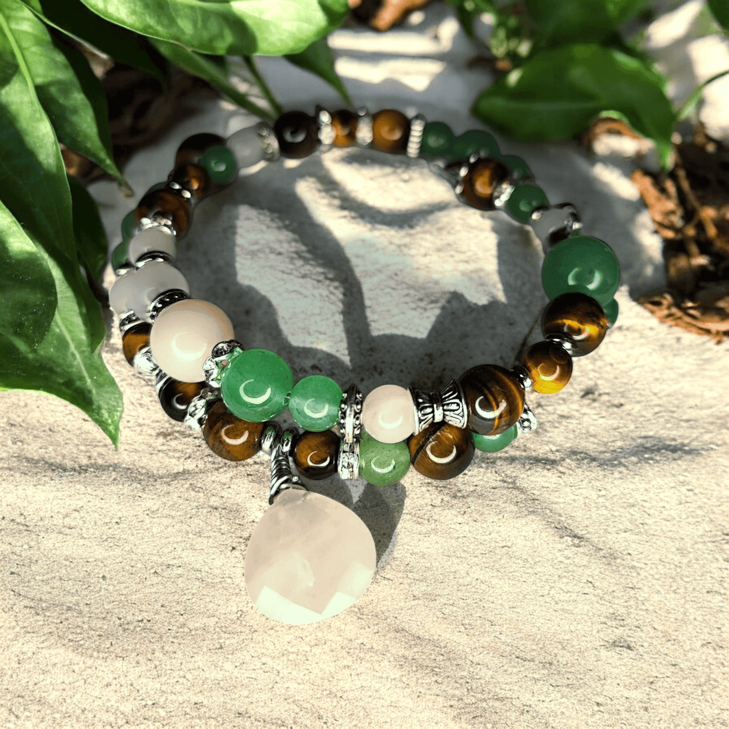 Aurora – Bracelet de pierres – Base argentée - Œil de tigre, Aventurine verte, Quartz rose – Création unique - L'Atelier de Tabatha