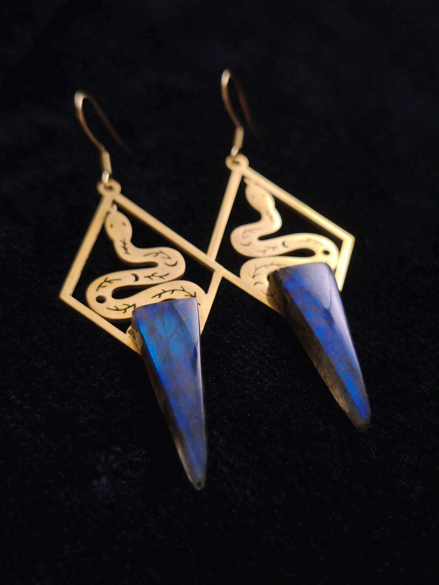 Nagini - Boucles serpent et labradorite bleue (uniques) - L'Atelier de Tabatha