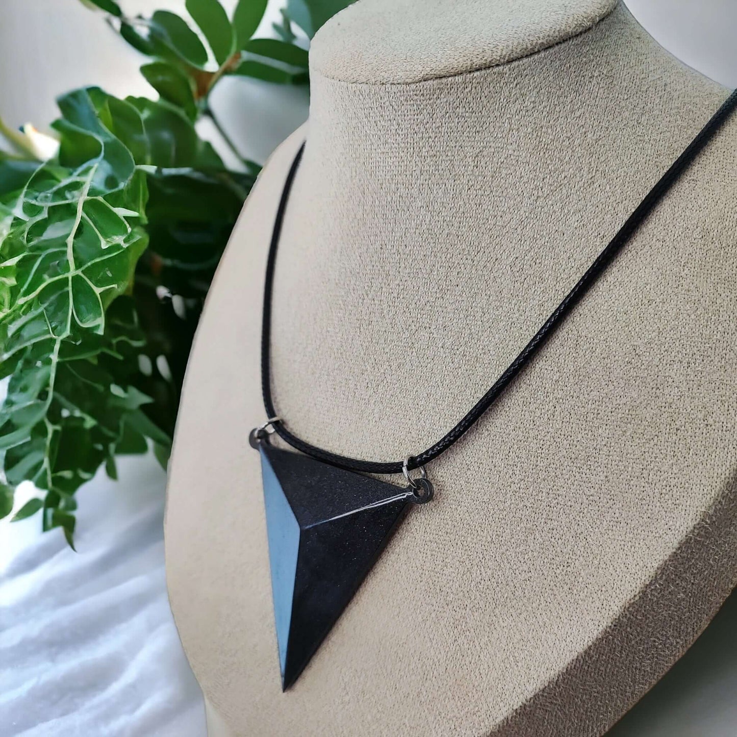 Atira - Collier - Pointe de flèche en résine (Plusieurs modèles) - L'Atelier de Tabatha