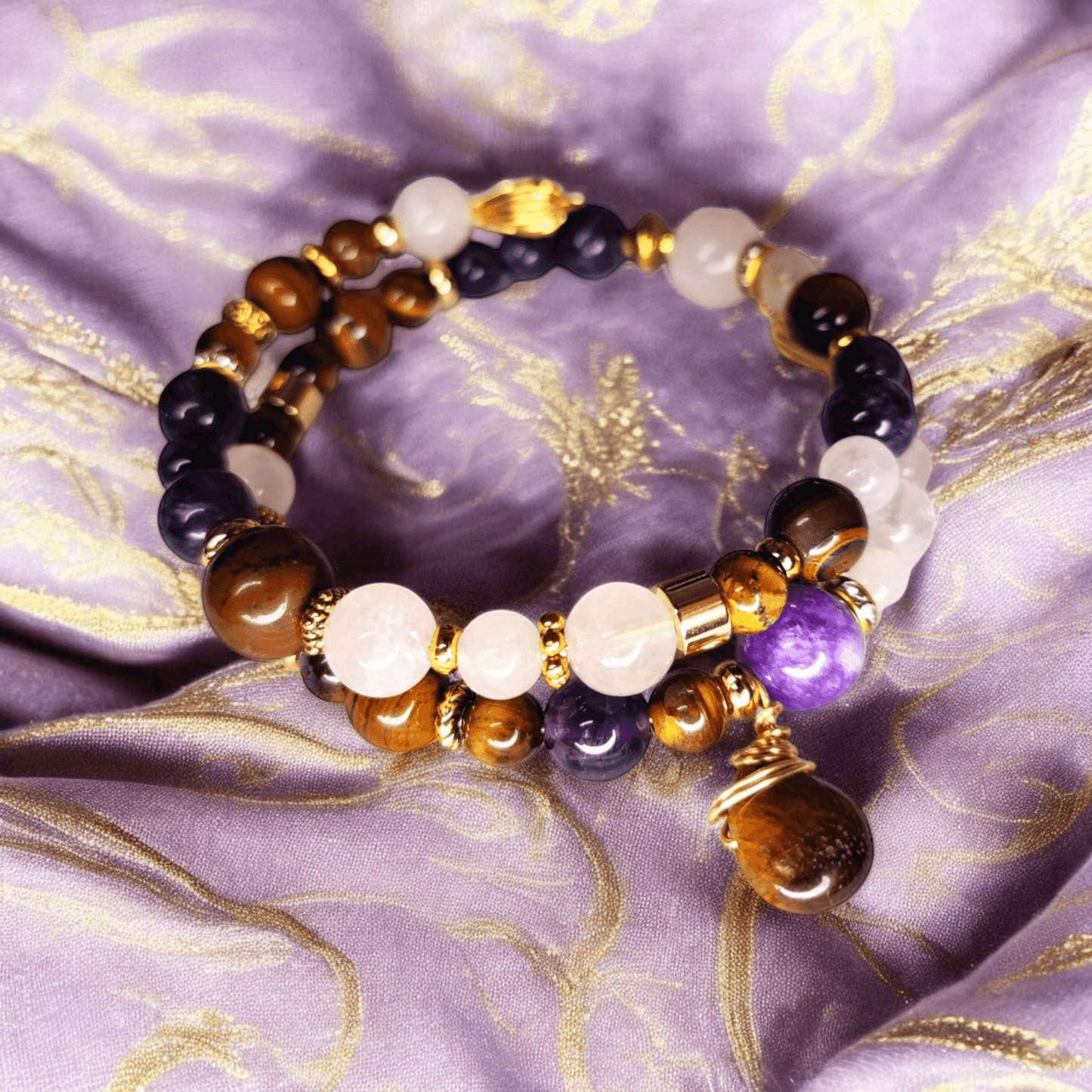 Solara – Bracelet de pierres – Base dorée - Œil de tigre, Améthyste, Quartz rose – Création unique - L'Atelier de Tabatha