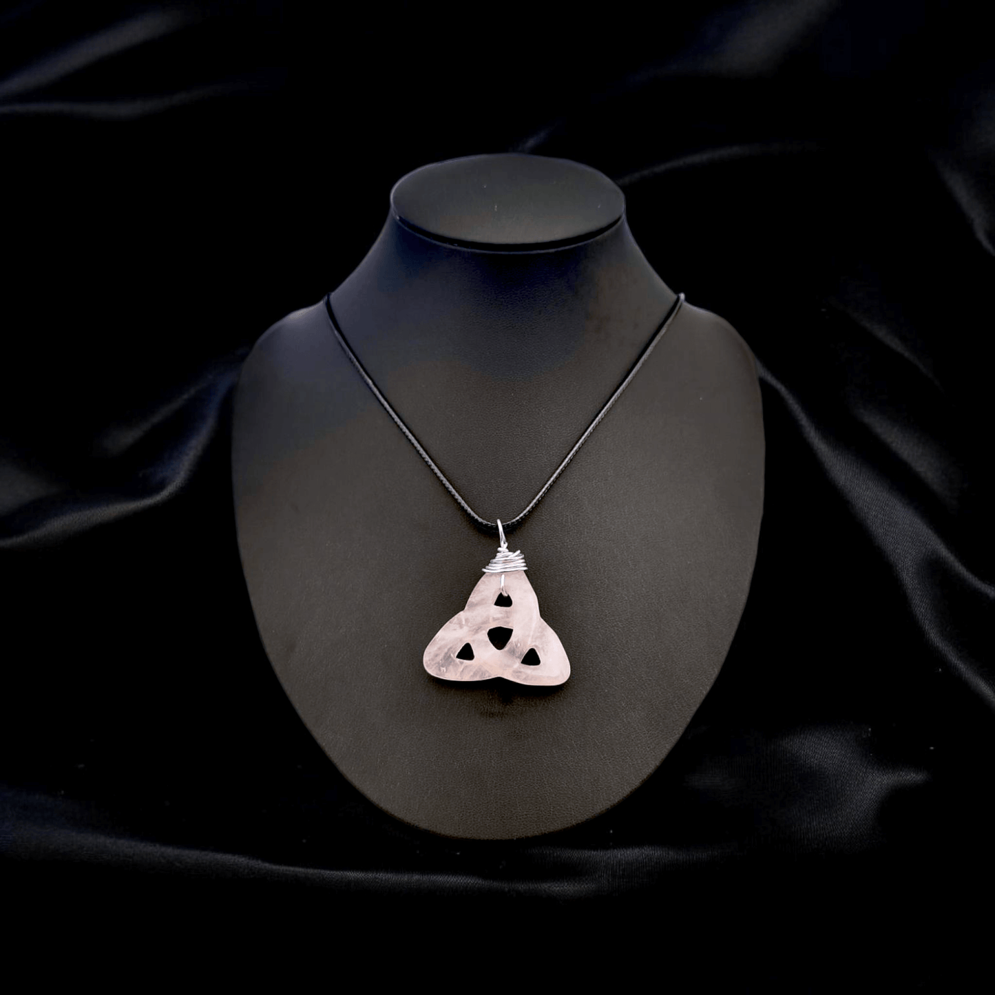 Thrynn - Colliers triquetra en pierre - L'Atelier de Tabatha
