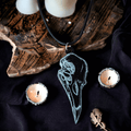 Korp - Collier - Corbeau en résine - Personnalisation - L'Atelier de Tabatha