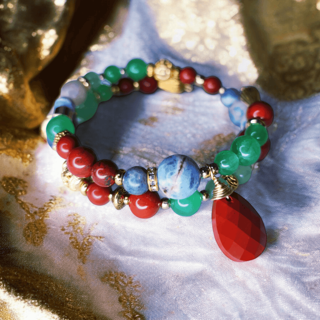 Aurorae – Bracelet de pierres – Base dorée - Aventurine verte, Sodalite, Jaspe rouge – Création unique - L'Atelier de Tabatha