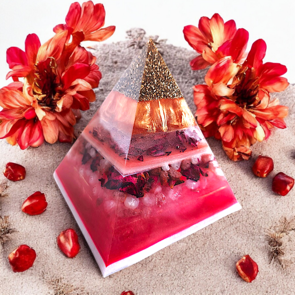 ALTARA - ROSËA | Pyramide orgonite XL - Quartz rose, Quartz fraise, Grenat