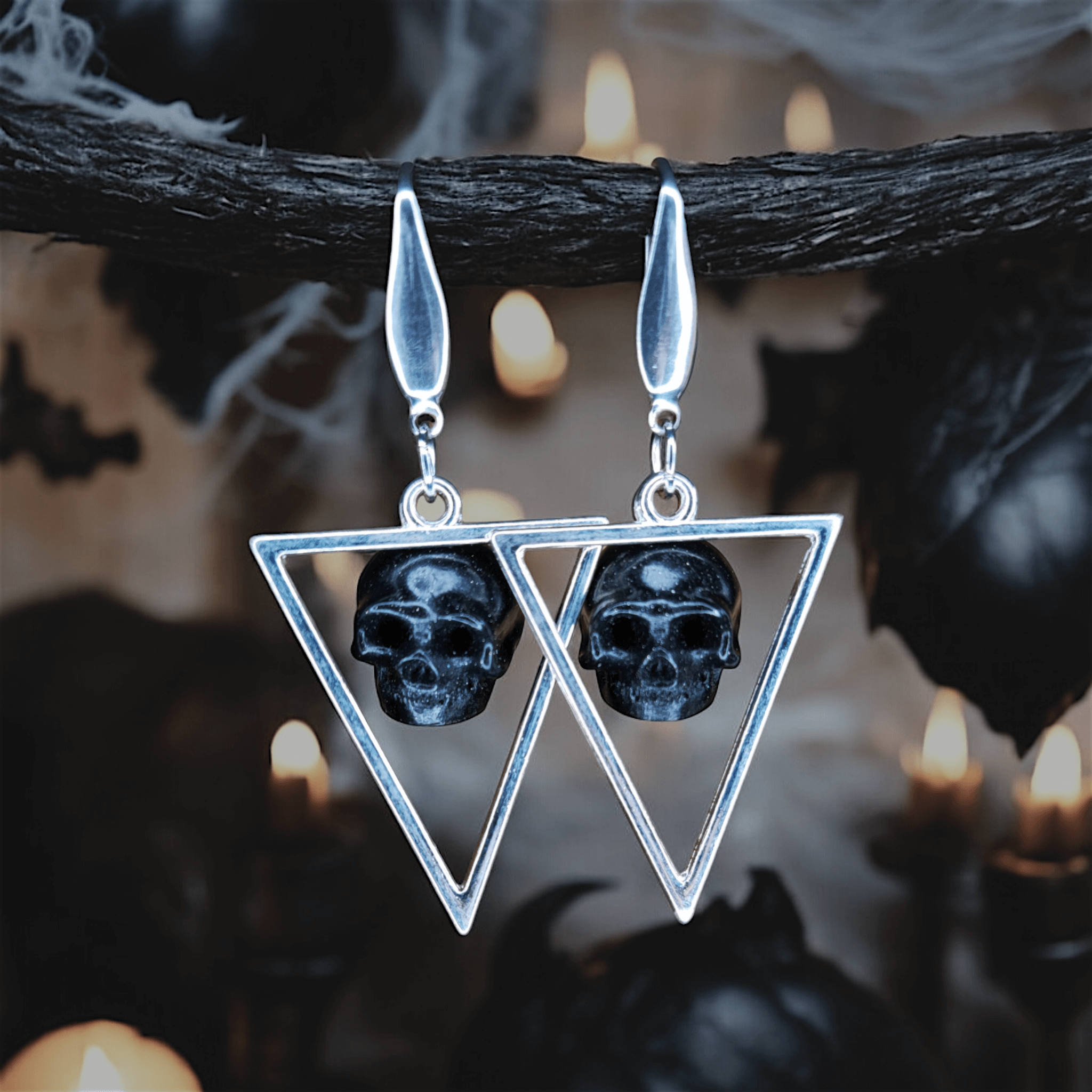 Memento - Boucles d'oreilles - Acier (argenté) et crânes en résine (Plusieurs modèles) - L'Atelier de Tabatha