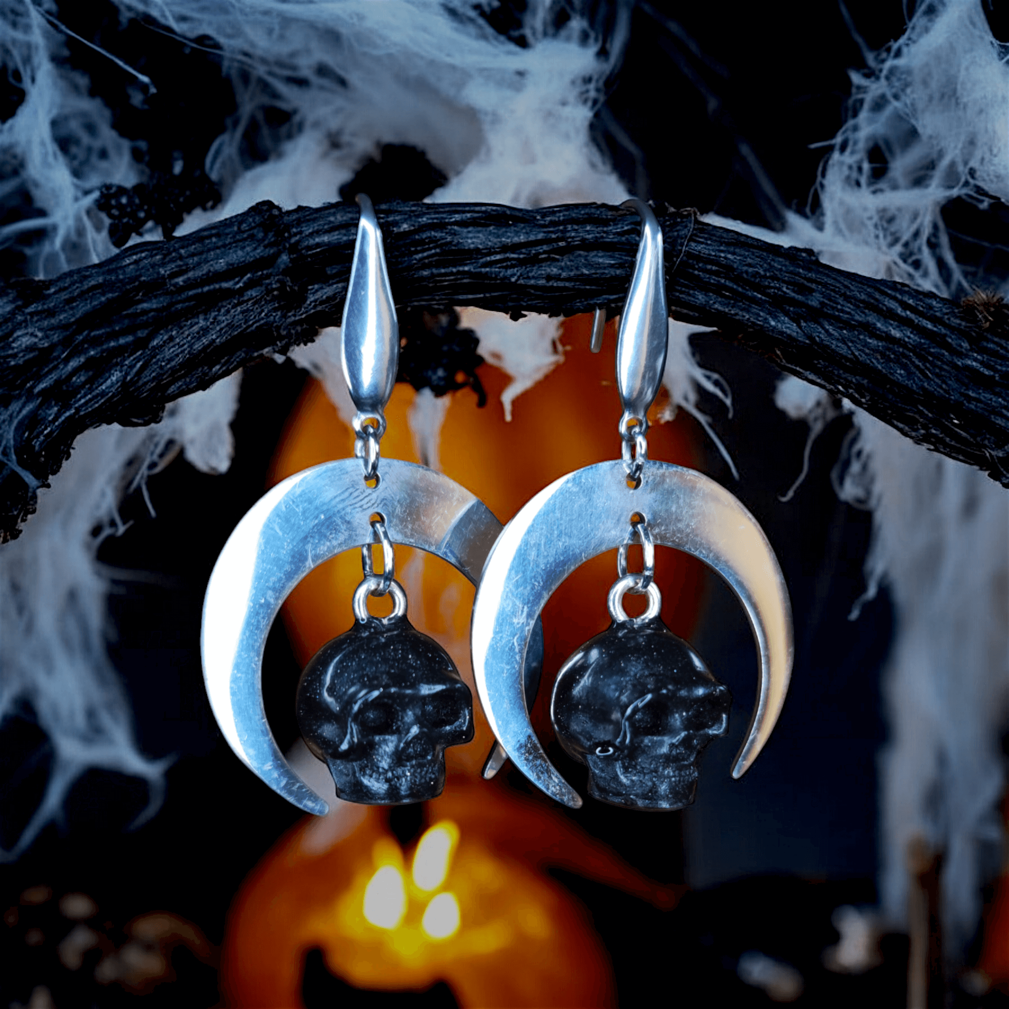 Memento - Boucles d'oreilles - Acier (argenté) et crânes en résine (Plusieurs modèles) - L'Atelier de Tabatha