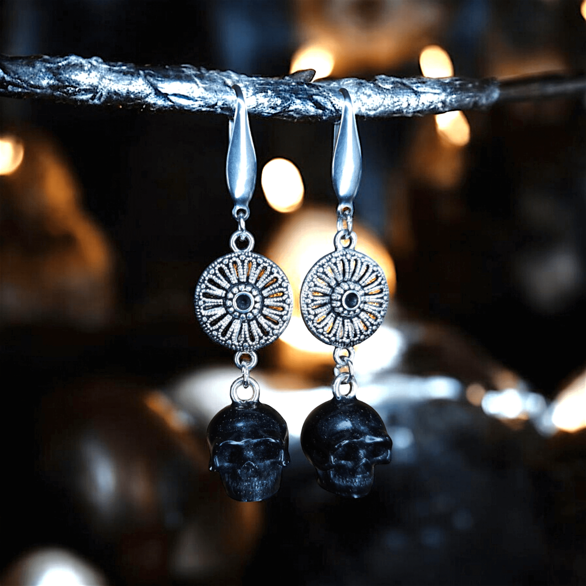 Memento - Boucles d'oreilles - Acier (argenté) et crânes en résine (Plusieurs modèles) - L'Atelier de Tabatha