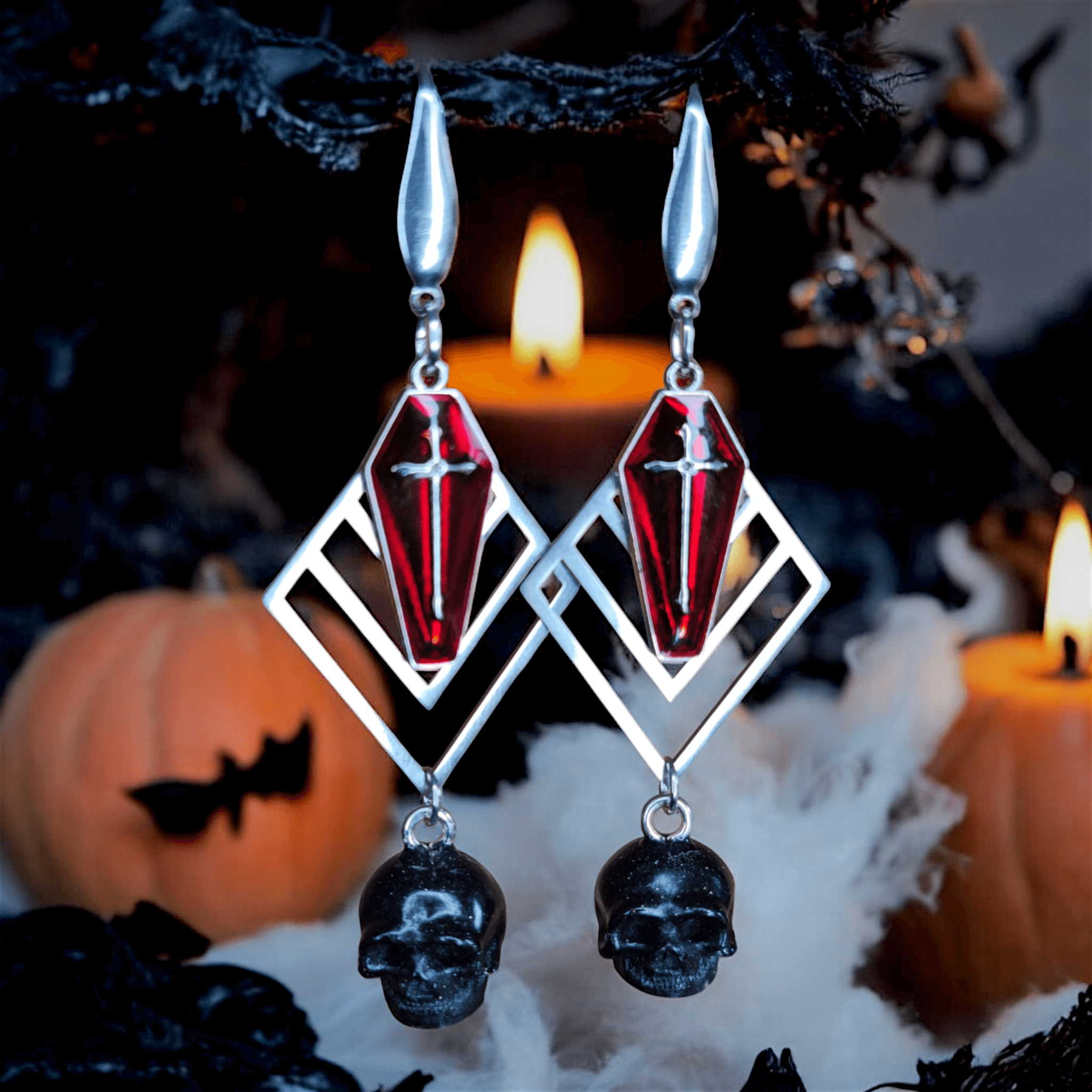 Memento - Boucles d'oreilles - Acier (argenté) et crânes en résine (Plusieurs modèles) - L'Atelier de Tabatha