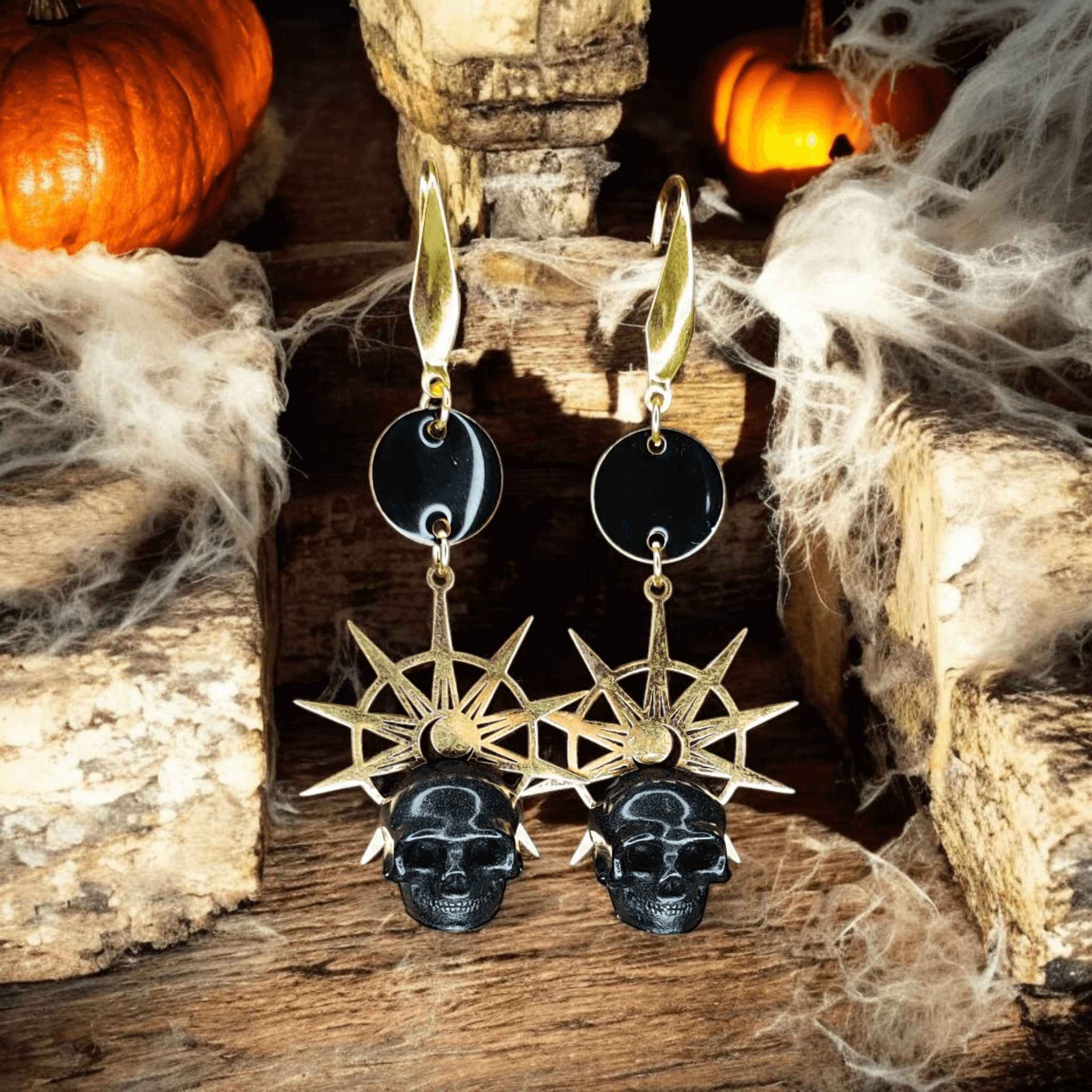 Memento - Boucles d'oreilles - Acier (doré) et crânes en résine (Plusieurs modèles) - L'Atelier de Tabatha