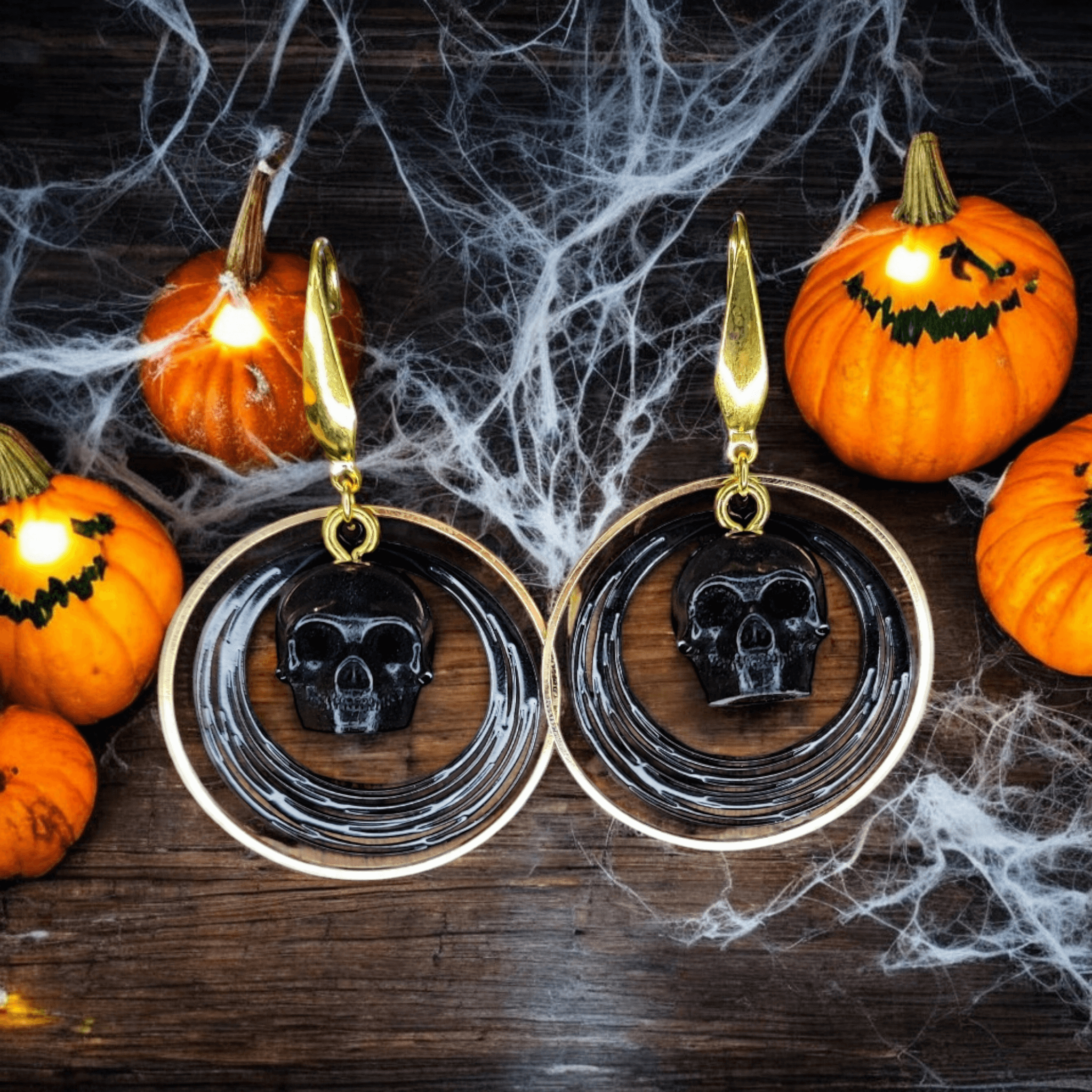 Memento - Boucles d'oreilles - Acier (doré) et crânes en résine (Plusieurs modèles) - L'Atelier de Tabatha