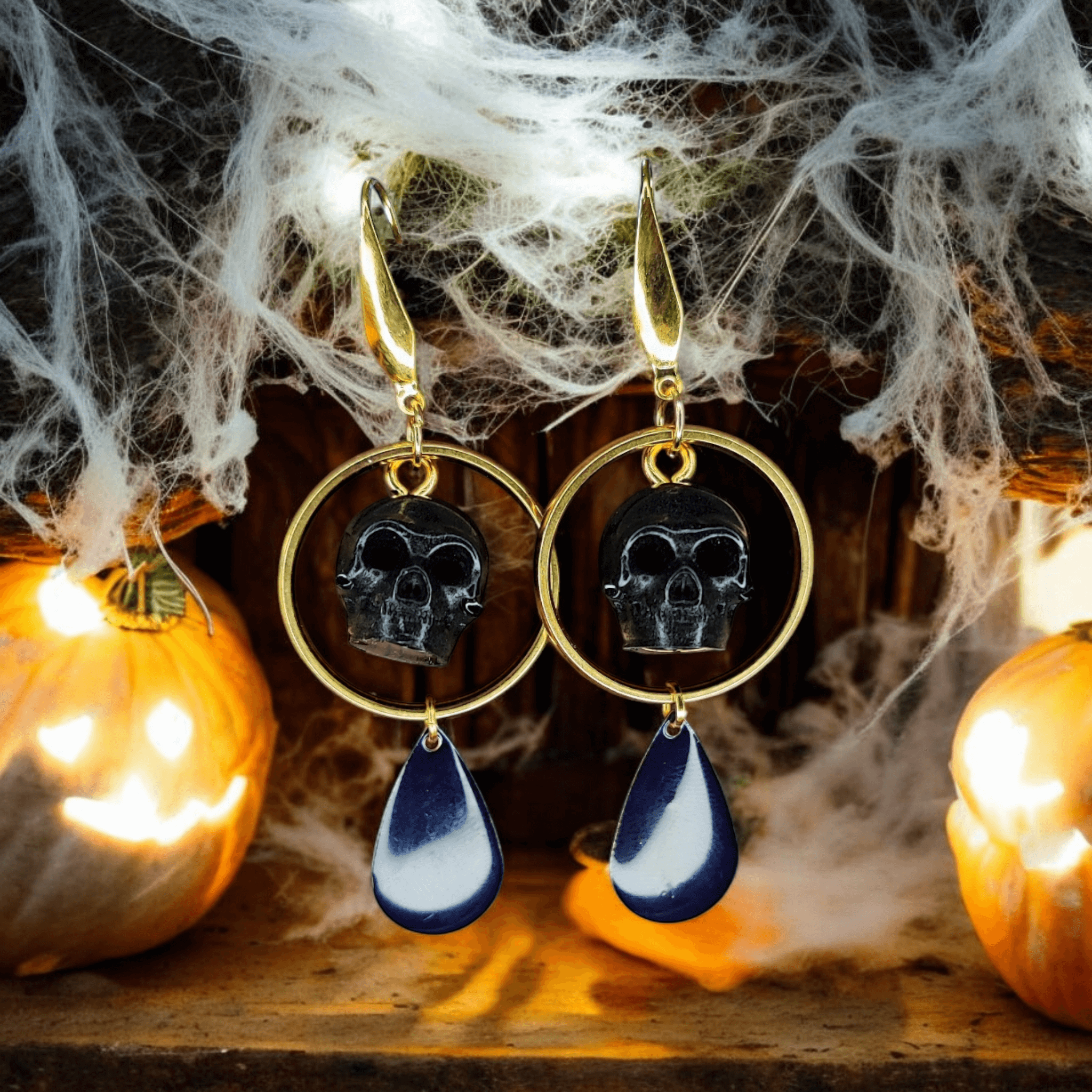 Memento - Boucles d'oreilles - Acier (doré) et crânes en résine (Plusieurs modèles) - L'Atelier de Tabatha