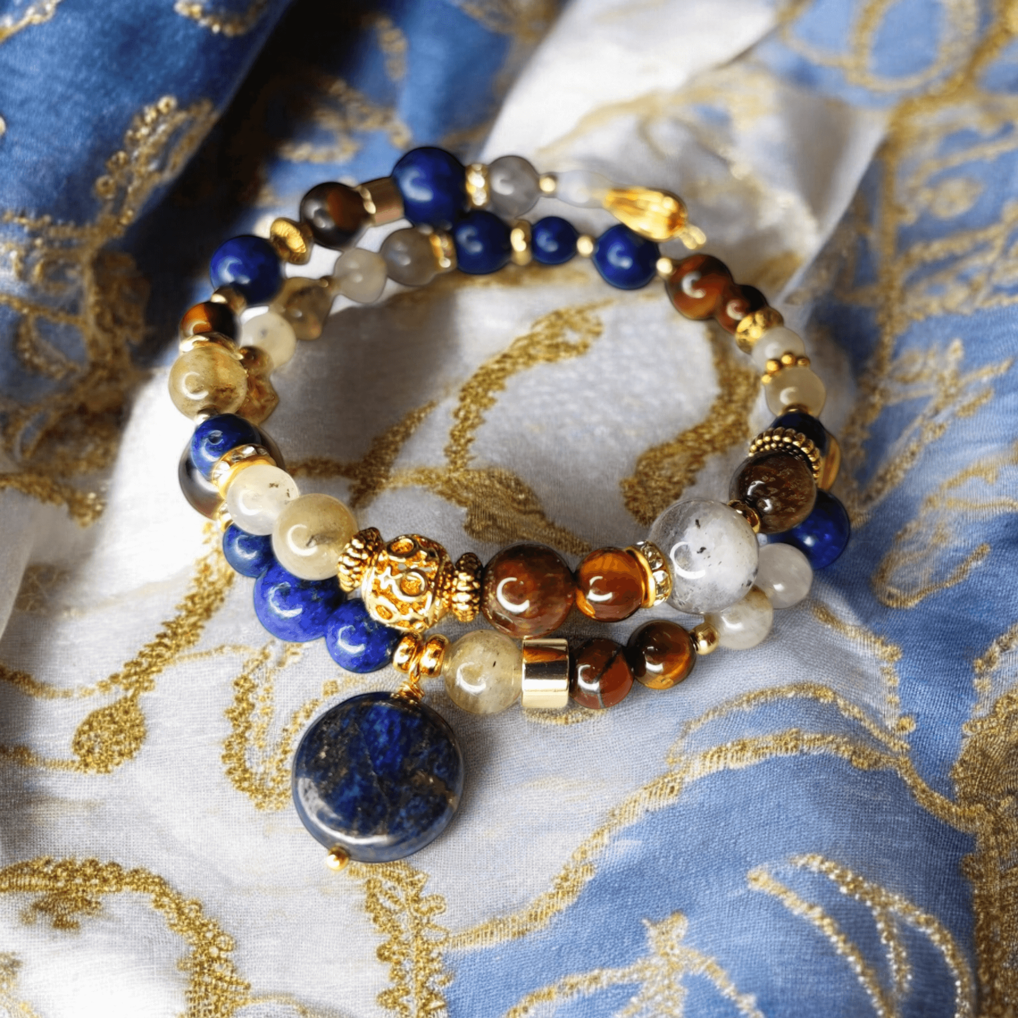 Orion – Bracelet de pierres – Base dorée - Lapis-lazuli, Œil de tigre, Labradorite – Création unique - L'Atelier de Tabatha