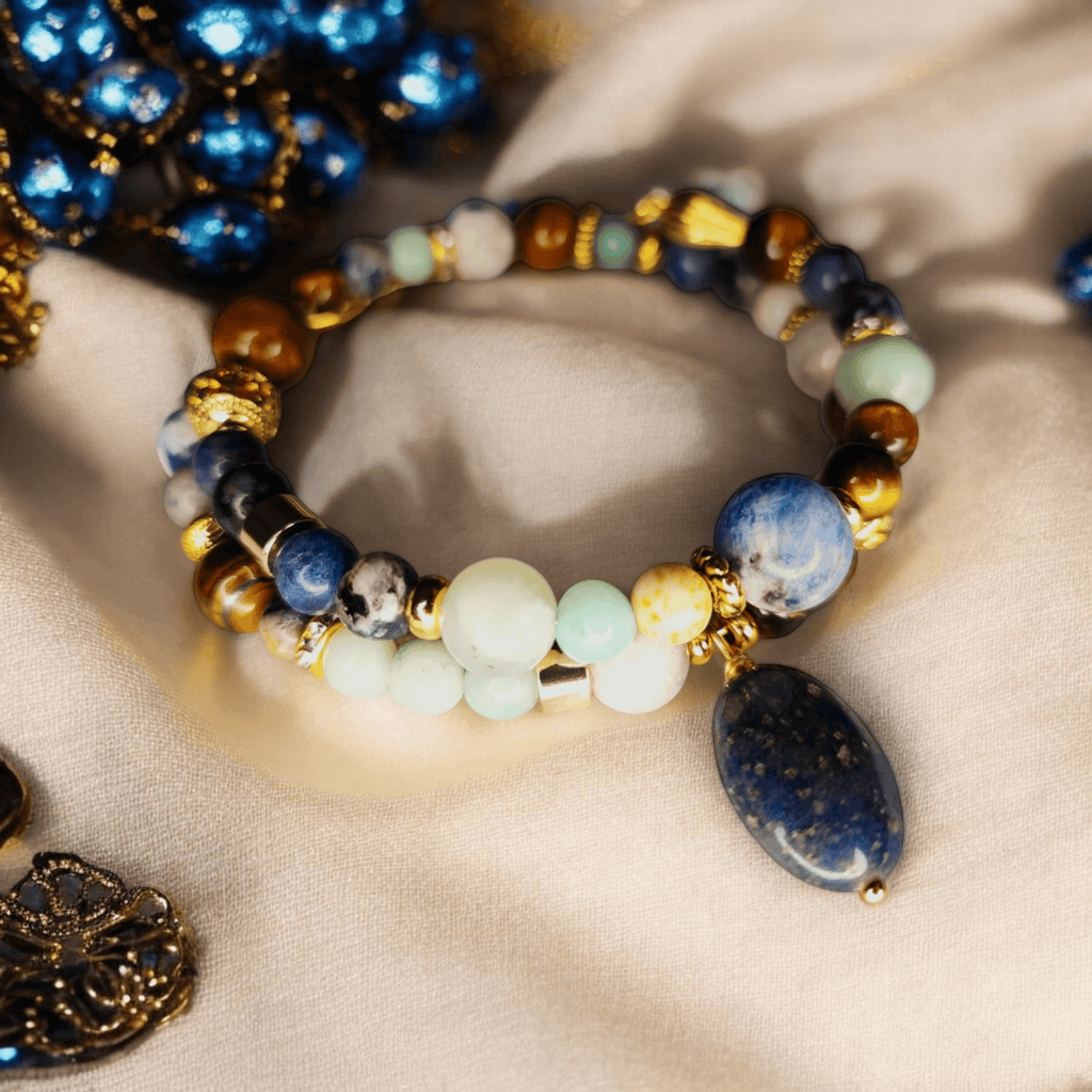 Stellara – Bracelet de pierres – Base dorée - Sodalite, Œil de tigre, Amazonite – Création unique - L'Atelier de Tabatha