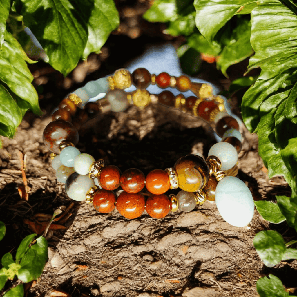 Helia – Bracelet de pierres – Base dorée - Œil de tigre, Amazonite, Jaspe rouge – Création unique - L'Atelier de Tabatha