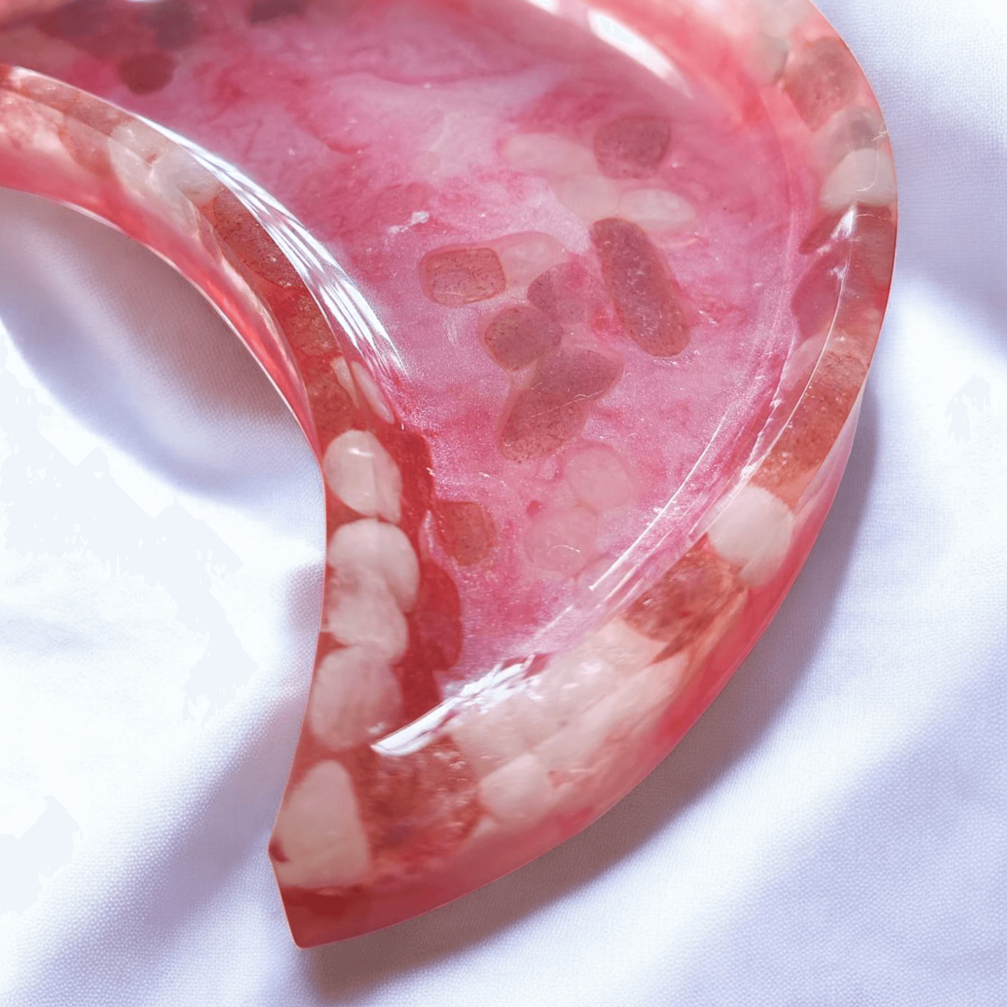 Rheita - Rose Céleste : Plateau lunaire en quartz rose et fraise - L'Atelier de Tabatha