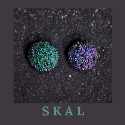 Skal/Skor - Clous d'oreilles en résine  Boucles d'oreilles