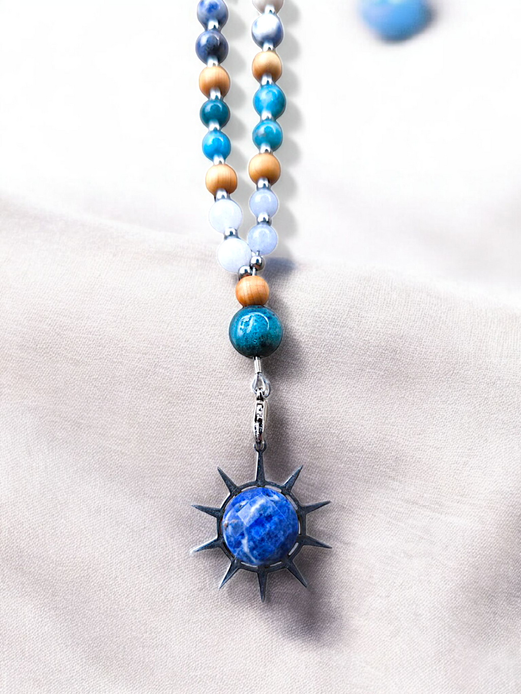 MALA | AERISYA : Collier rituel en Aigue-marine/Apatite et Sodalite