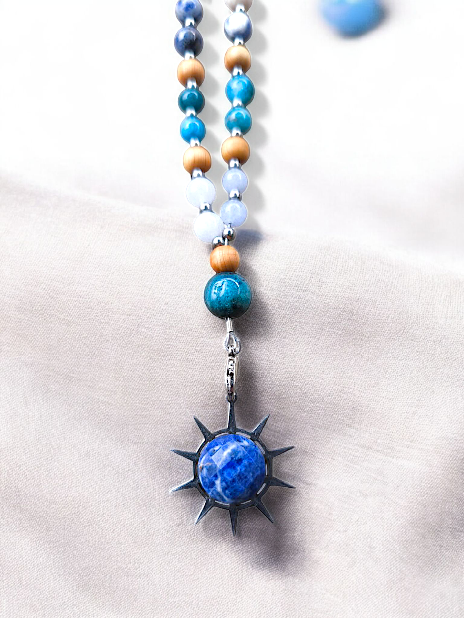 MALA | AERISYA : Collier rituel en Aigue-marine/Apatite et Sodalite