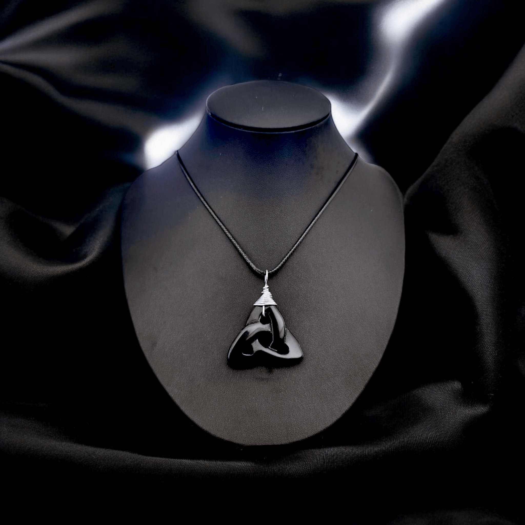 Thrynn - Colliers triquetra en pierre - L'Atelier de Tabatha