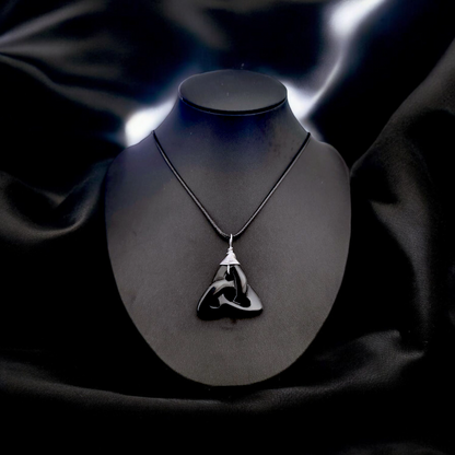 Thrynn - Colliers triquetra en pierre