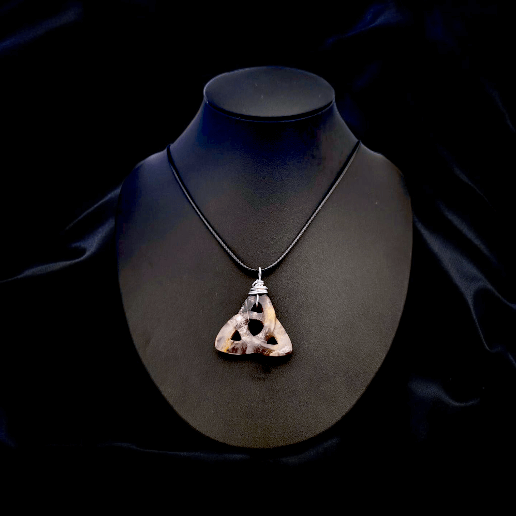 Thrynn - Colliers triquetra en pierre - L'Atelier de Tabatha