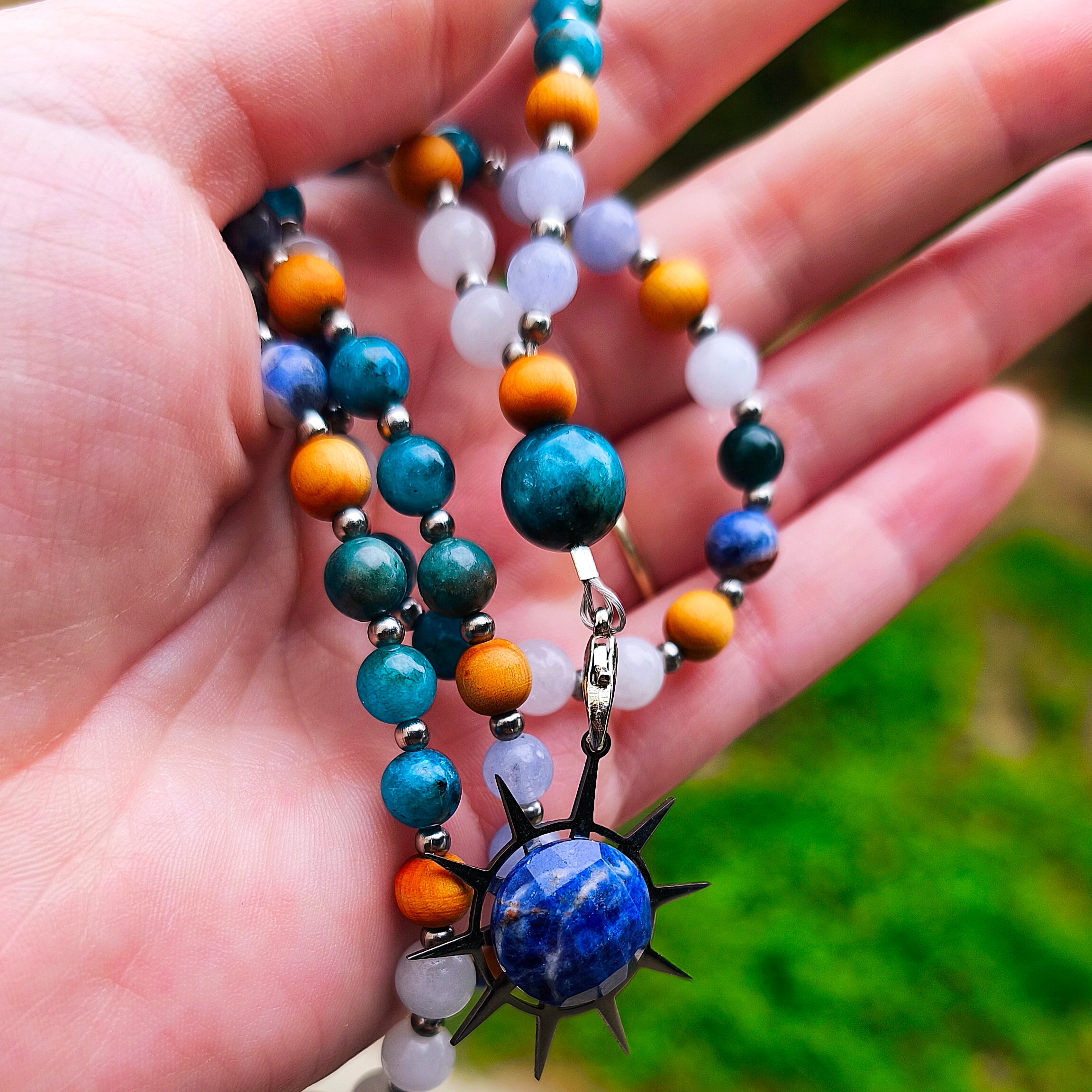 MALA | AERISYA : Collier rituel en Aigue-marine/Apatite et Sodalite