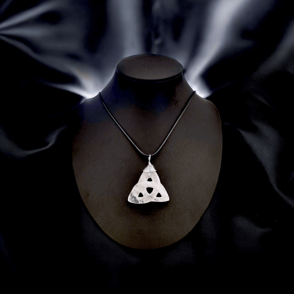 Thrynn - Colliers triquetra en pierre - L'Atelier de Tabatha