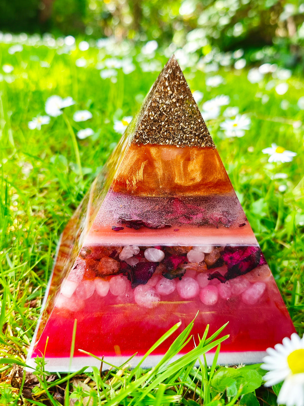 ALTARA - ROSËA | Pyramide orgonite XL - Quartz rose, Quartz fraise, Grenat