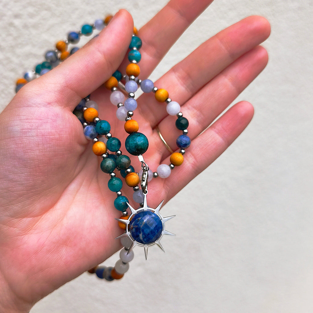 MALA | AERISYA : Collier rituel en Aigue-marine/Apatite et Sodalite