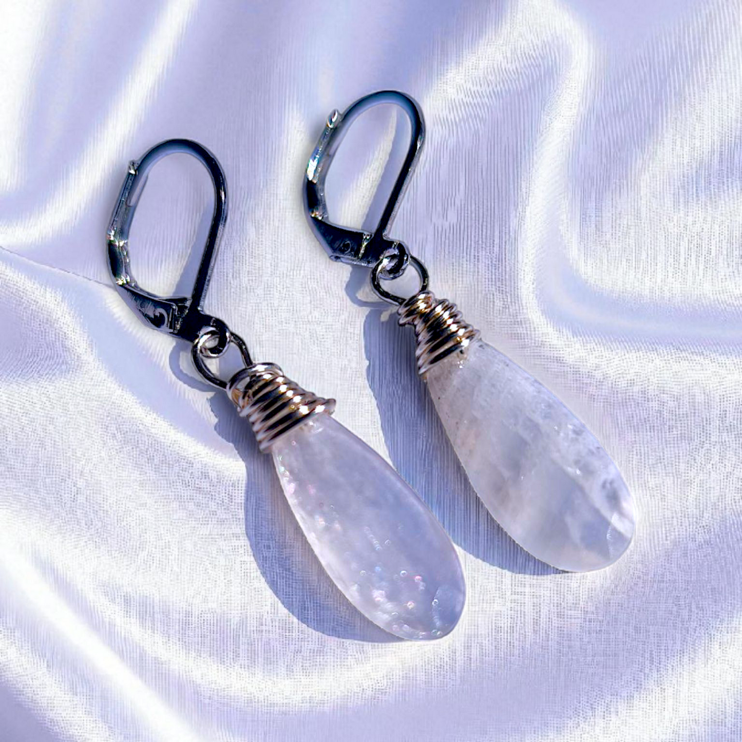 NOVAË – Boucles en pierre de lune arc-en-ciel