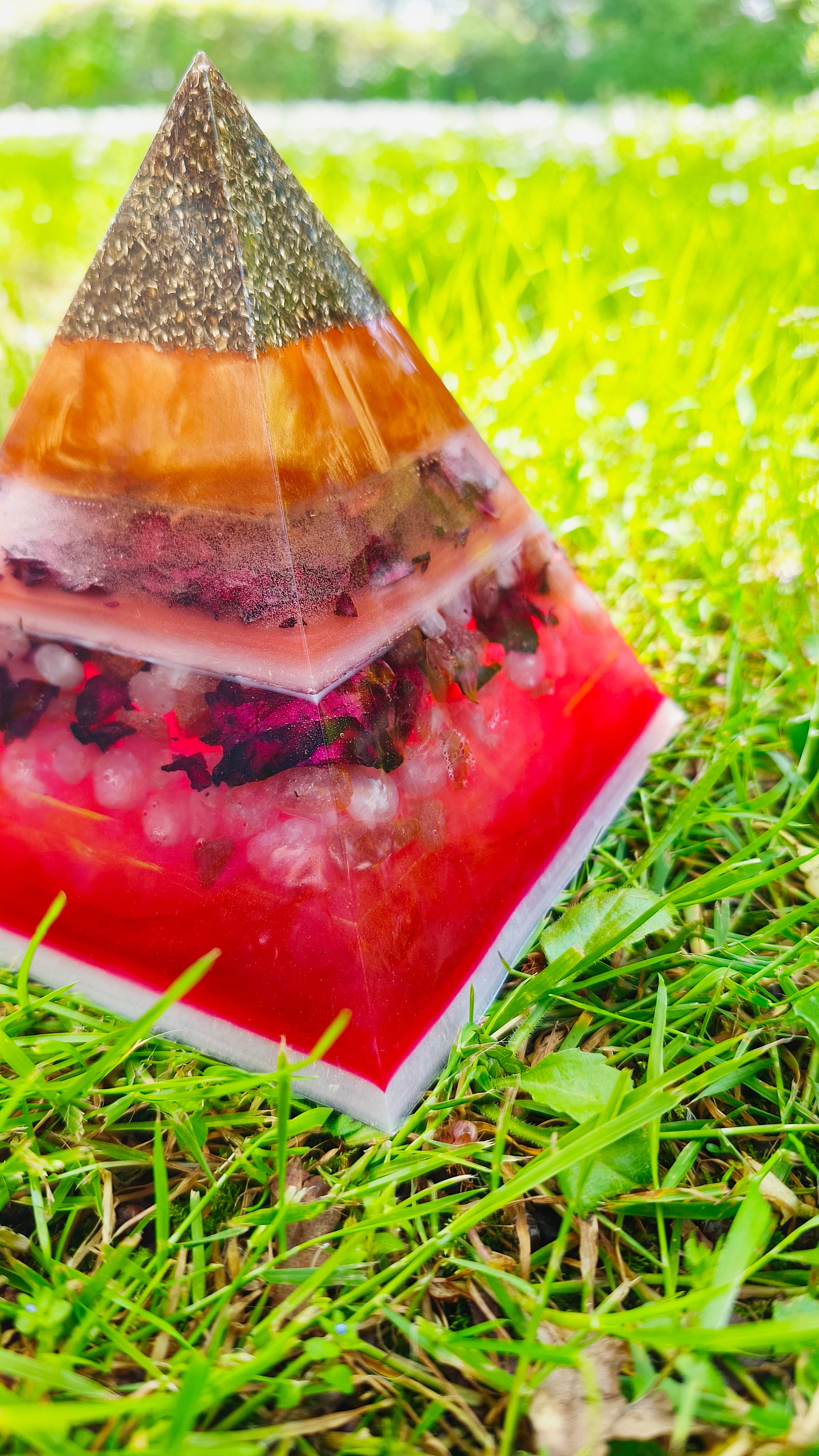 ALTARA - ROSËA | Pyramide orgonite XL - Quartz rose, Quartz fraise, Grenat