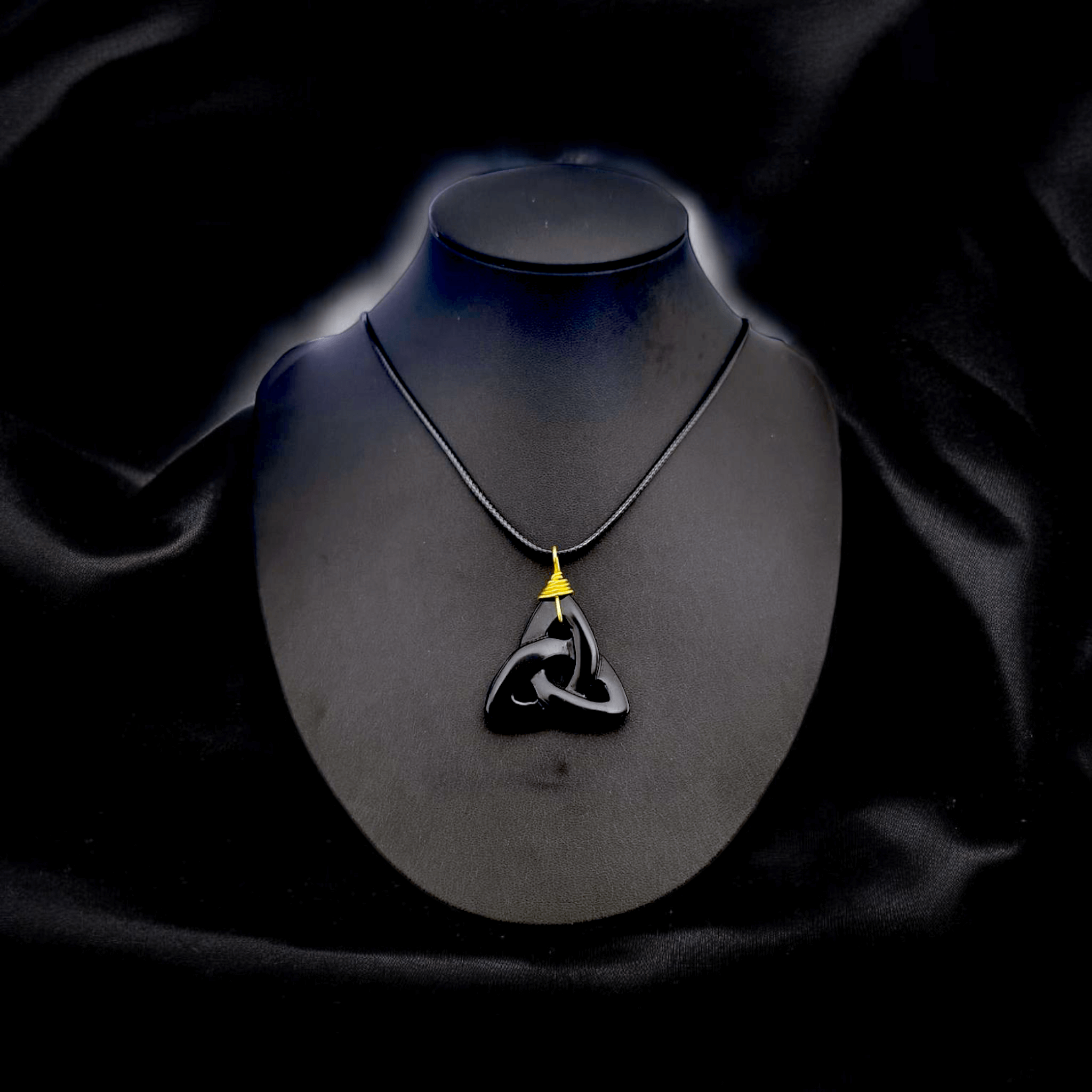 Thrynn - Colliers triquetra en pierre - L'Atelier de Tabatha