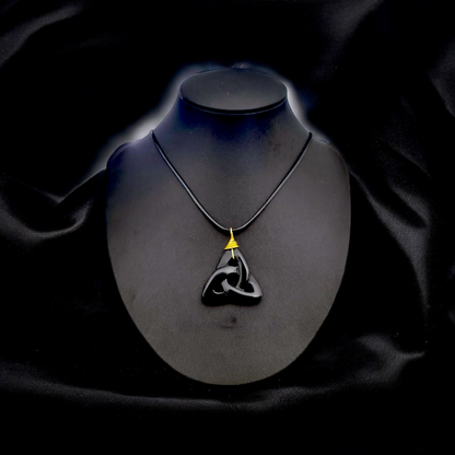 Thrynn - Colliers triquetra en pierre