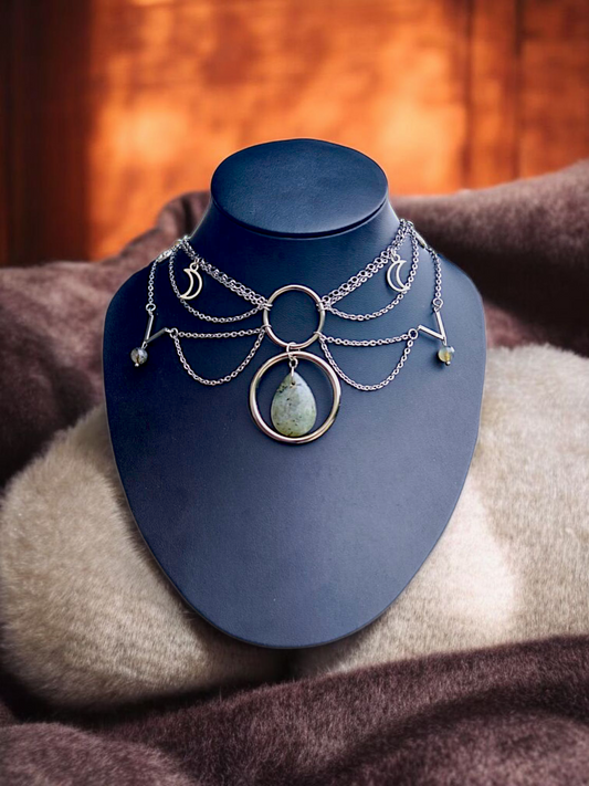 NÉMÉSIS | Elaria - Ras du cou en labradorite (Relique de l’Enchanteresse)