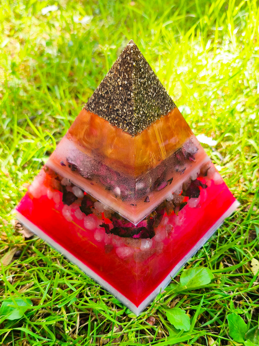 ALTARA - ROSËA | Pyramide orgonite XL - Quartz rose, Quartz fraise, Grenat
