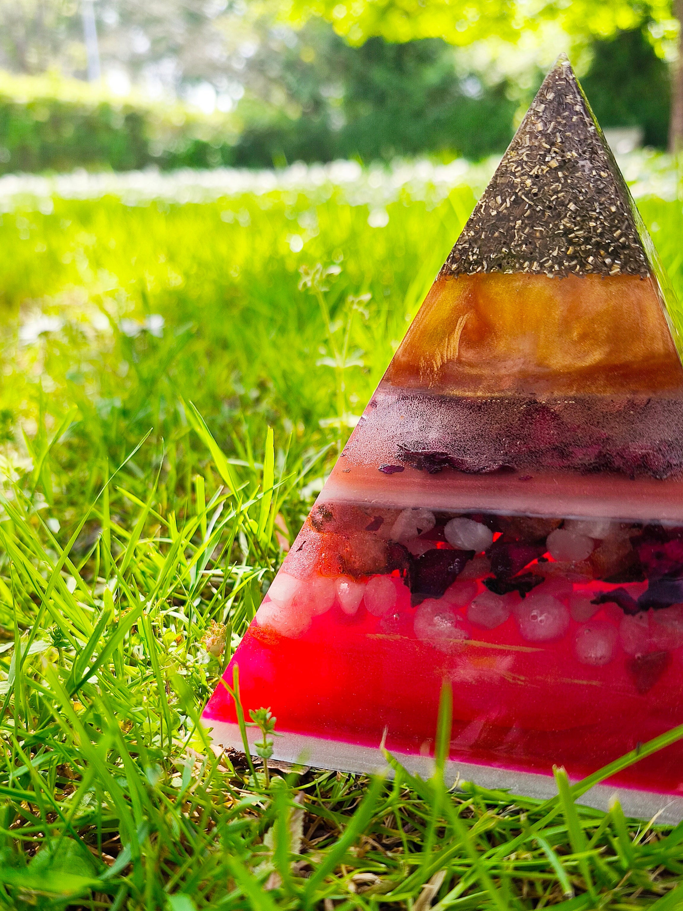 ALTARA - ROSËA | Pyramide orgonite XL - Quartz rose, Quartz fraise, Grenat