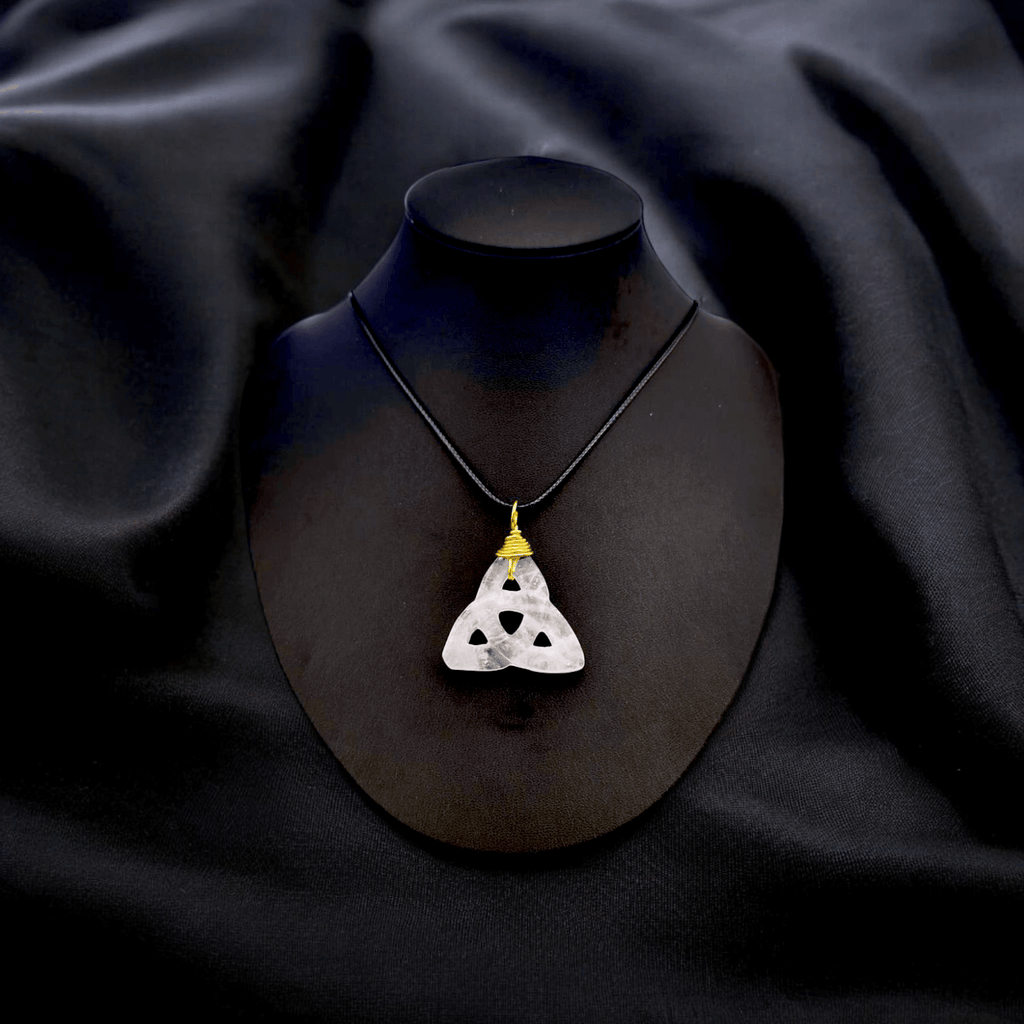 Thrynn - Colliers triquetra en pierre - L'Atelier de Tabatha