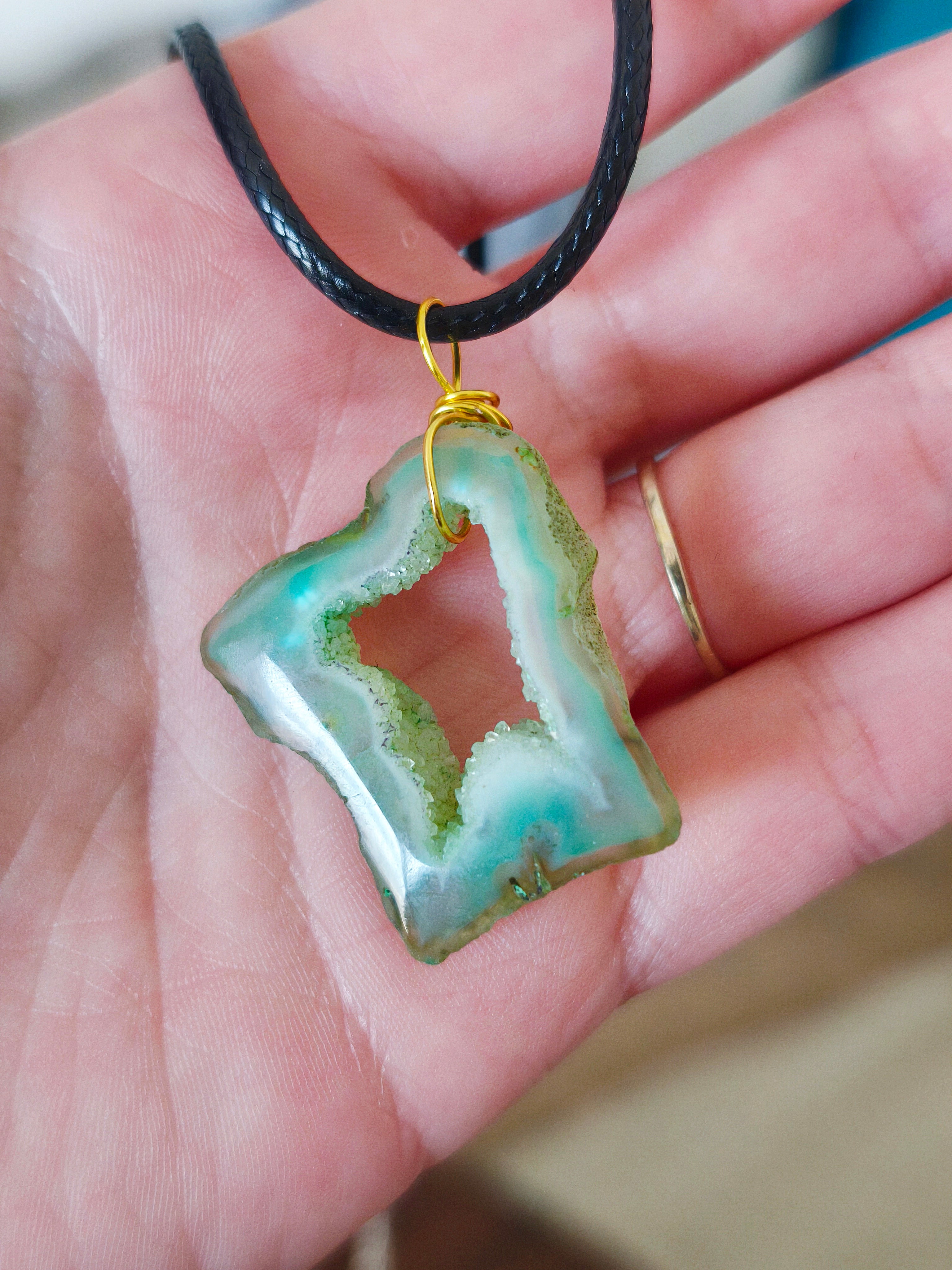 FJÖRD – Pendentifs en Agate (Plusieurs couleurs)