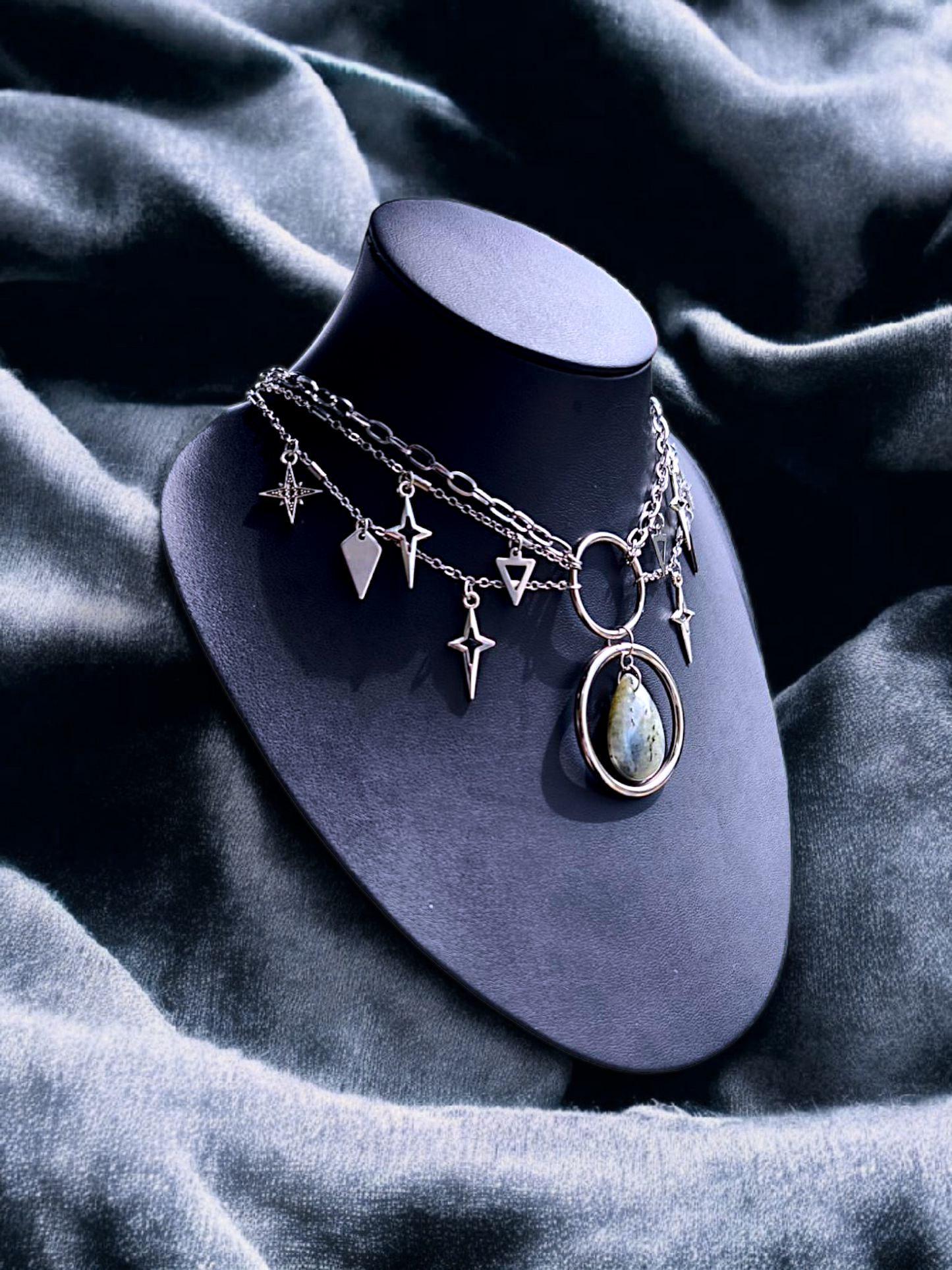 NÉMÉSIS | Solhen - Ras du cou en labradorite (Relique du Jugement)