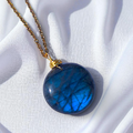 LYRËN – Collier en labradorite bleue