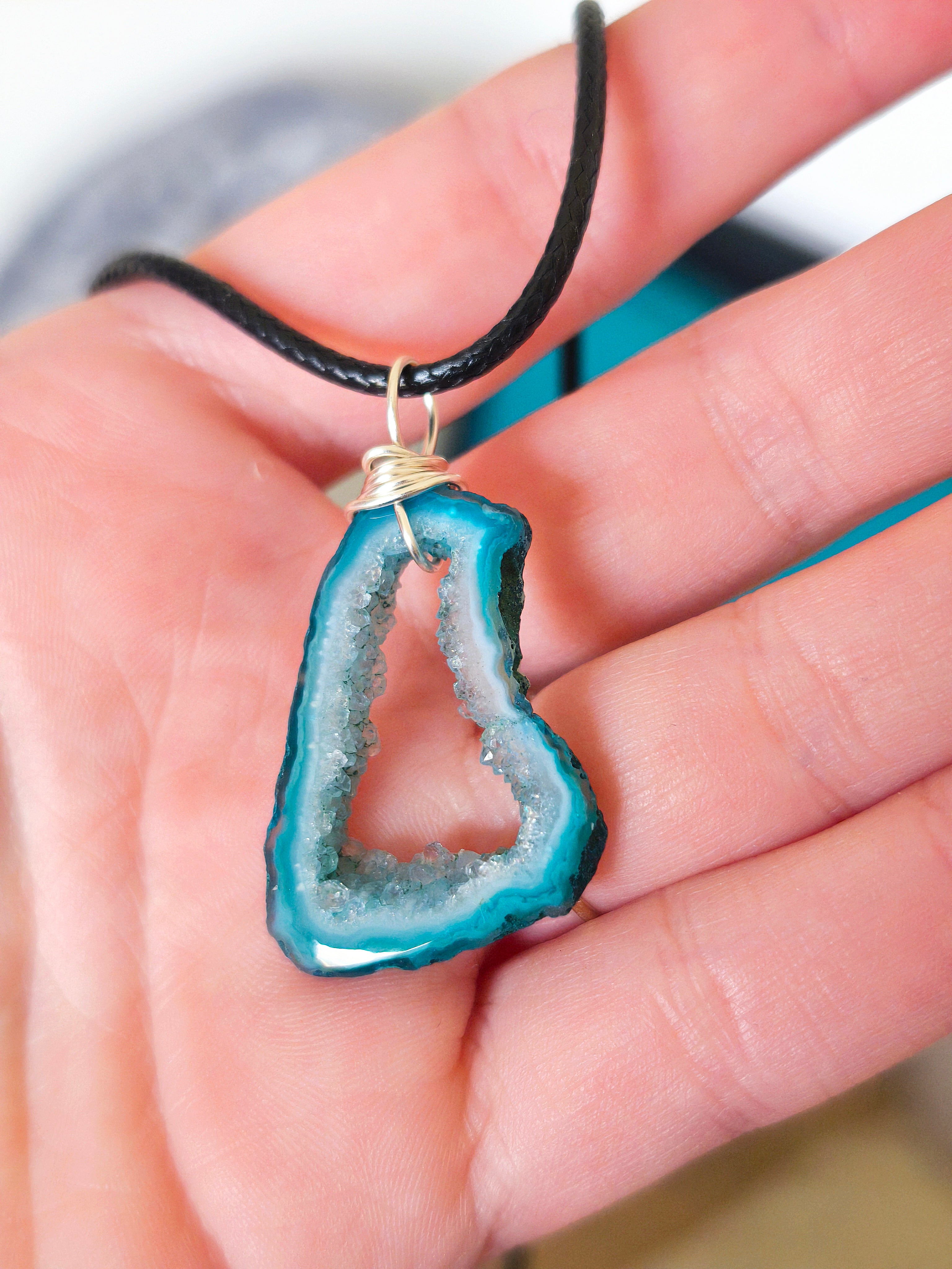 FJÖRD – Pendentifs en Agate (Plusieurs couleurs)